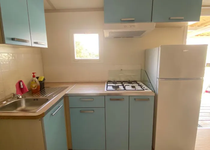 露营国际米兰迪卡斯特儿福萨诺酒店 *